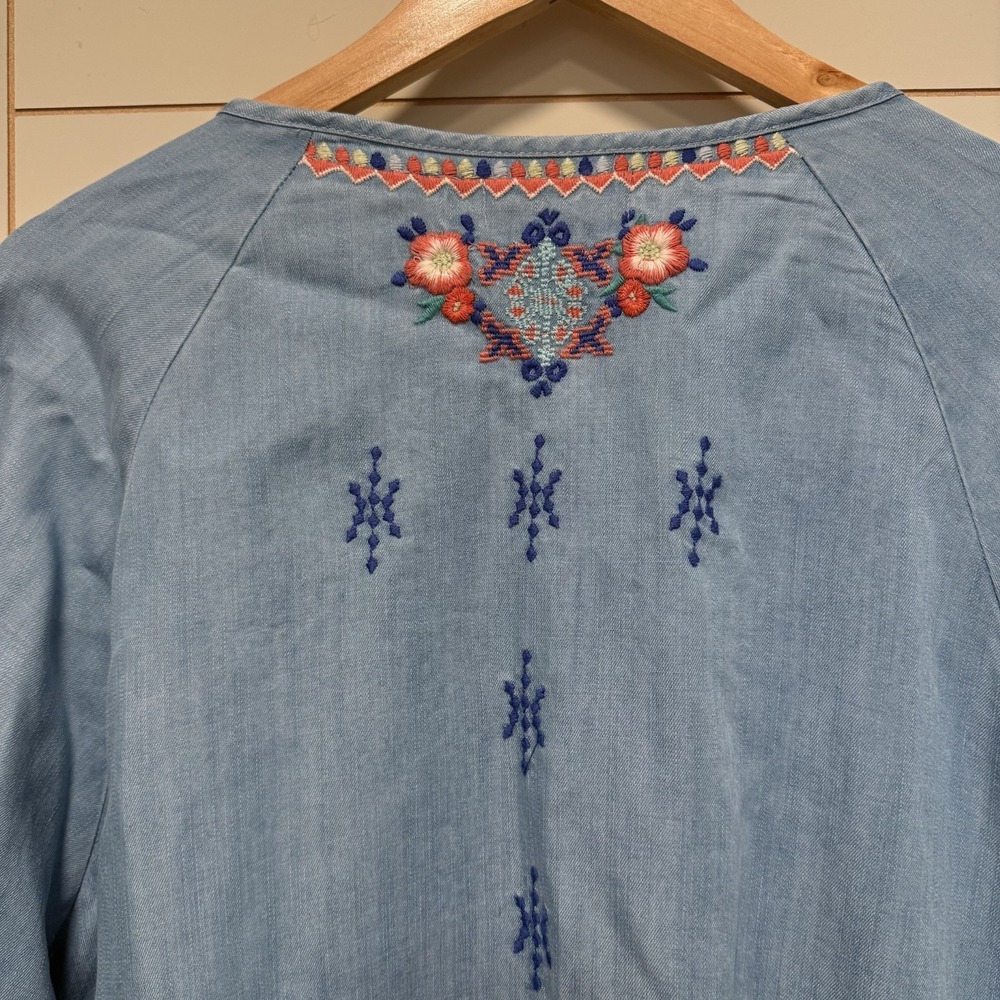 Tru Luxe Jeans Women  Embroidered Tencel Floral Blouse Sz L - Picture 6 of 8